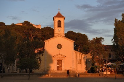France, Var (83), Iles d'Hyères, parc national de Port Cros, Ile de Porquerolles, village de Porquerolles, église de Sainte Anne sur la Place d'Armes