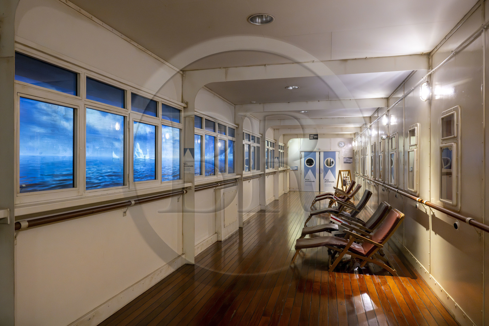 France, Loire-Atlantique (44), Saint-Nazaire, l'Escal'Atlantic dans l'ancienne base sous-marine allemande fait revivre le monde des transatlantiques, le pont promenade