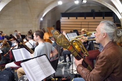 France, Charente-Maritime (17),  Saintonge, Saintes, Abbaye aux Dames - la cité musicale, répétitions de concert du Jeune Orchestre de l'Abbaye dirigé par le chef Christopher Coin, orchestre en formation Master en liaison avec l'université de Poitier, un musicien joue du Serpent (un instrument de musique à vent) au premier plan
