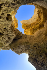 Portugal, Algarve, Lagos, randonnée en kayak au pied des falaises escarpées de la Ponta da Piedade