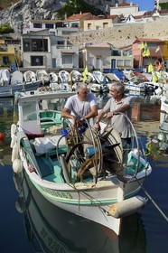France, Bouches-du-Rhône (13), Marseille, quartier d'Endoume, le Vallon des Auffes, Alexandre Pinna patron des restaurants Chez Fonfon et Chez Jeannot à droite et le pêcheur Henri Rossi à gauche