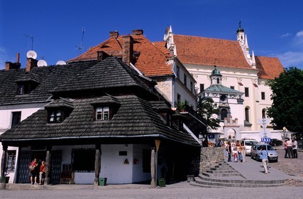 Pologne, région de Lublin, ville de Kazimierz Dolny, église paroissiale en bordure de la place du marché