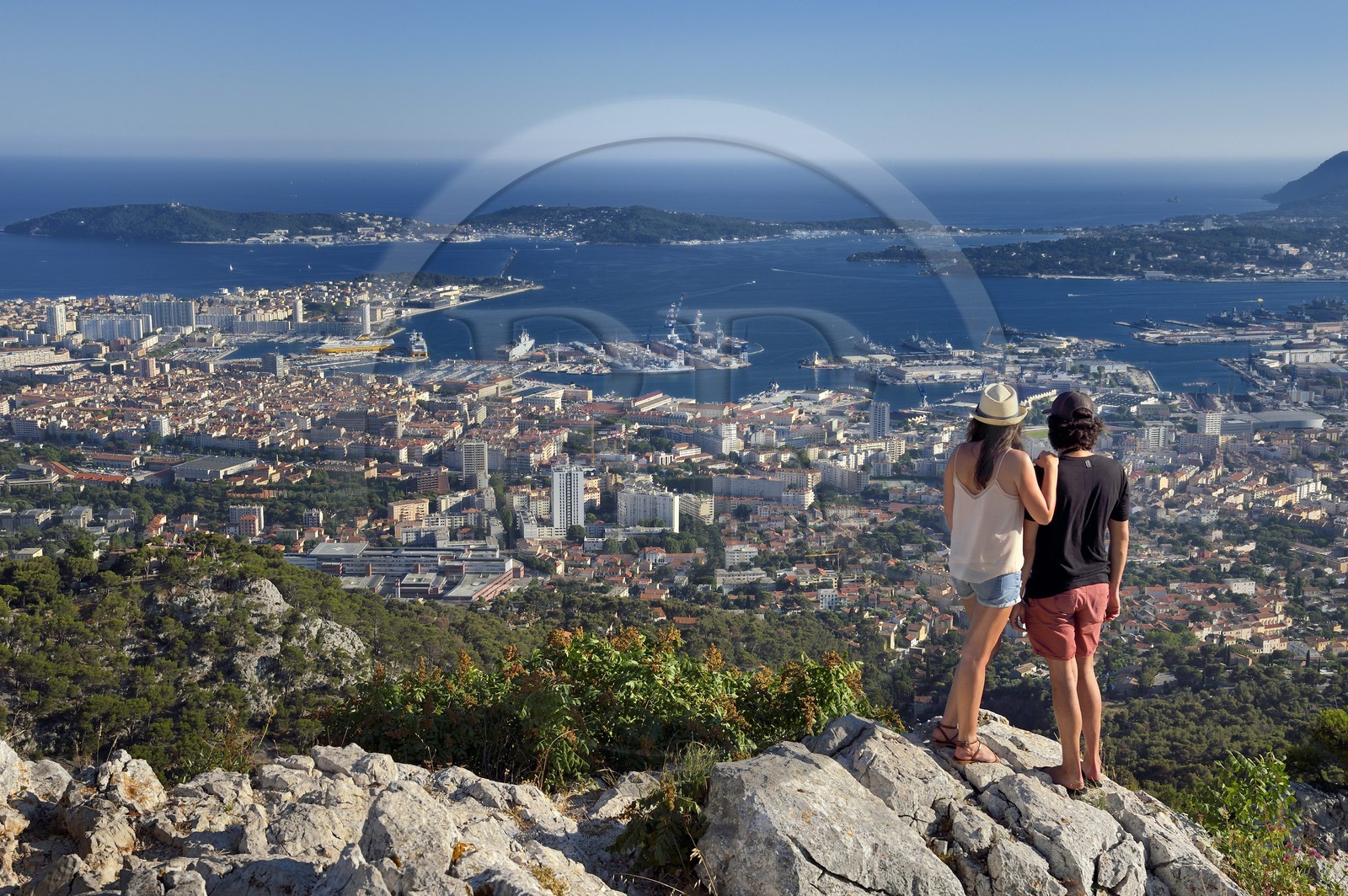 France, Var (83), Toulon, la rade et la base navale depuis le Mont Faron, la presqu'Ile de Saint-Mandrier, Tamaris et le Cap Sicié en arrière plan