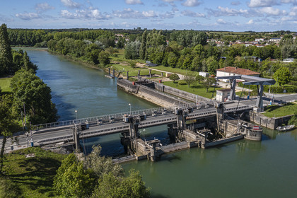 France, Charente-Maritime (17), Saintonge, Saint-Savinien, barrage qui favorise l'écoulement de la Charente en période de crue et arrete la salinité apportée par les marées (vue aérienne)