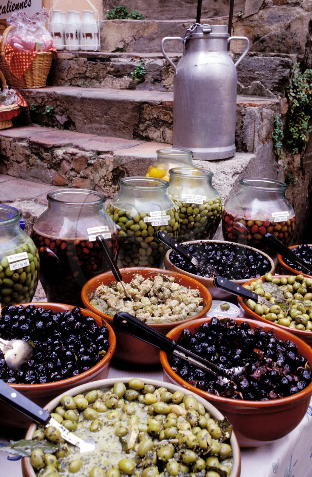 France, Var (83), Saint-Tropez, étale du marché sur la place aux herbes