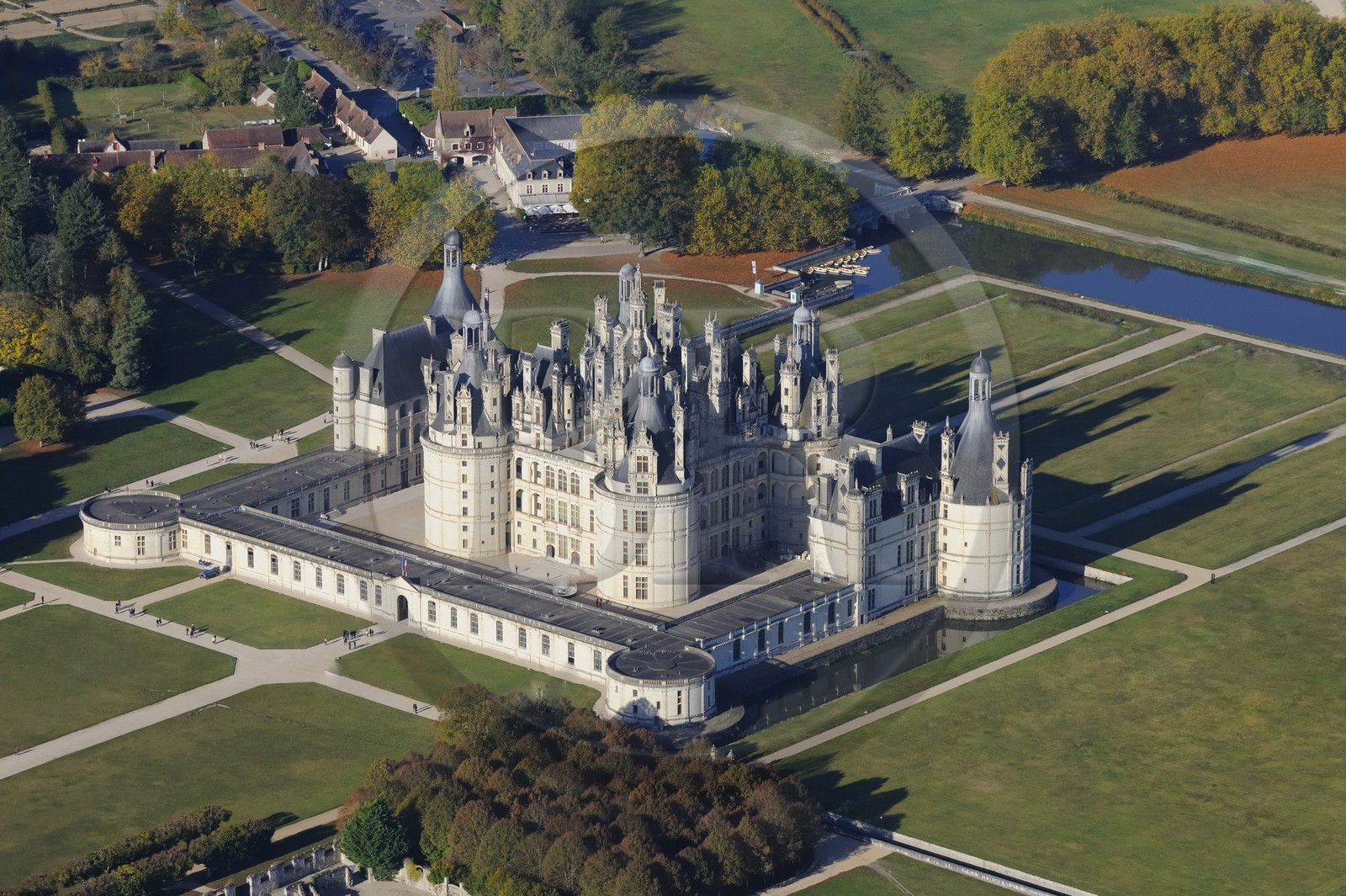 France, Loir et Cher (41), Vallée de la Loire classée Patrimoine Mondial de l' UNESCO, château de Chambord (vue aérienne) France, Loir et Cher (41), Vallée de la Loire classée Patrimoine Mondial de l' UNESCO, château de Chambord (vue aérienne)