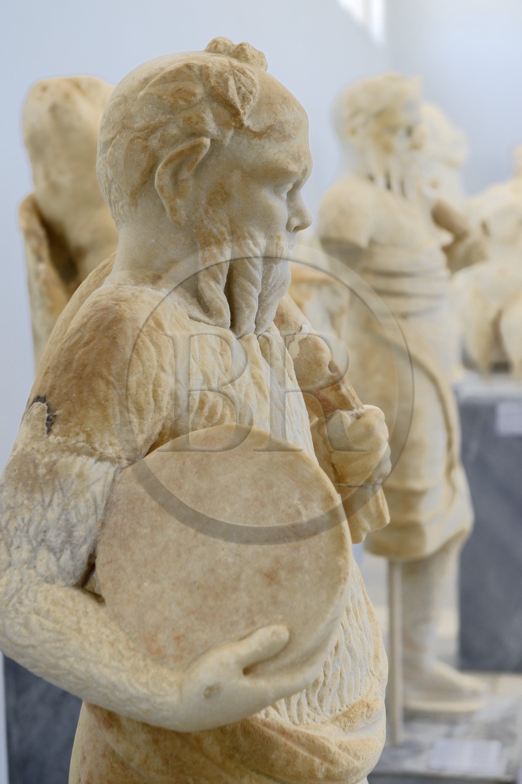 Grèce, île de Delos, classée Patrimoine Mondial de l'UNESCO, site archéologique de Délos, le musée archéologique, statue d'un acteur dans le costume du vieux Silène, professeur de Dionysos Grèce, île de Delos, classée Patrimoine Mondial de l'UNESCO, site archéologique de Délos, le musée archéologique, statue d'un acteur dans le costume du vieux Silène, professeur de Dionysos