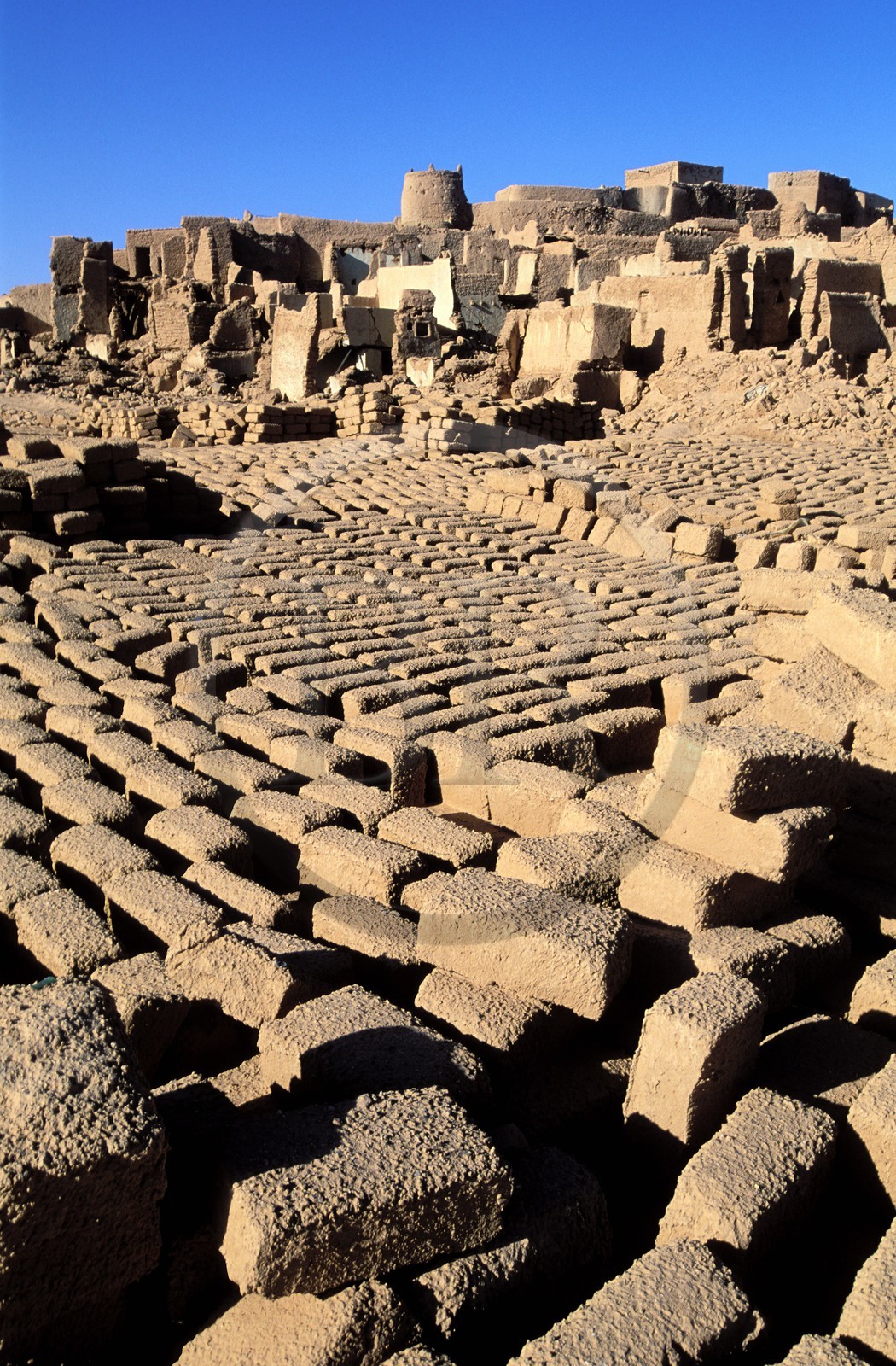 Libye, région du désert, Le Fezzan (Sahara), vieille ville de ghat, briques en terre argileuse (pisé)