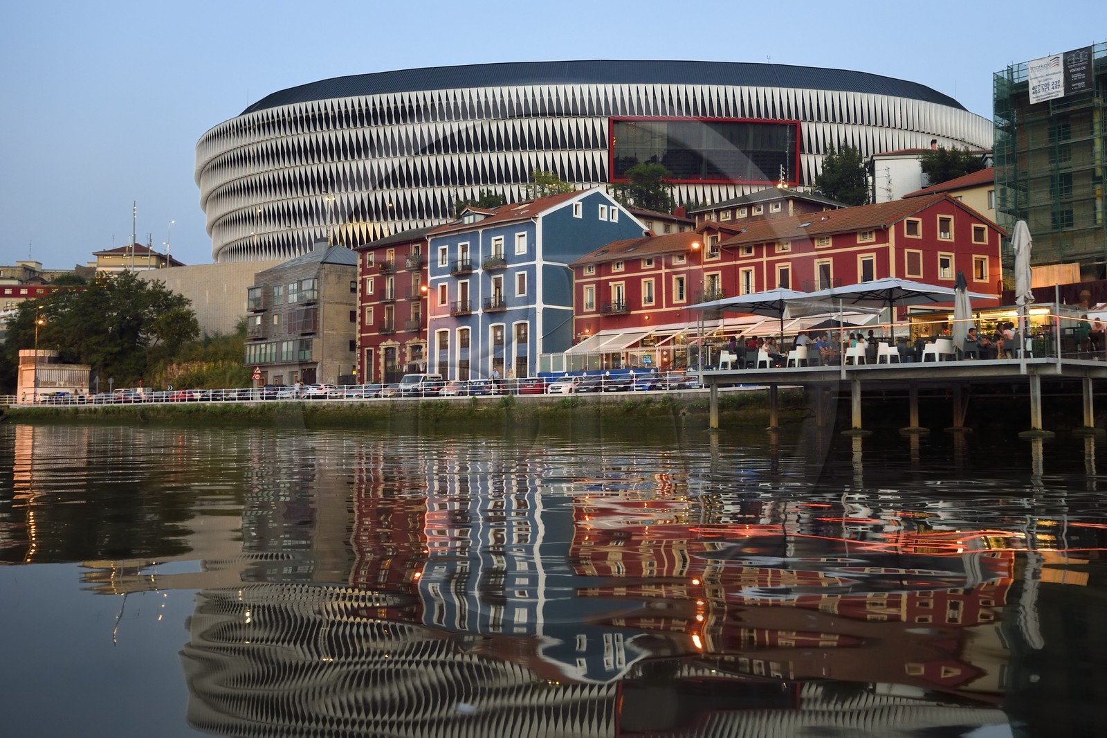 Espagne, Pays basque espagnol, Biscaye, Bilbao, le Stade San Mamés (2013) par l'architecte Norman Foster en bordure du Ria de Bilbao