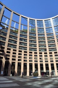 France, Bas-Rhin (67), Strasbourg, quartier européen, le Parlement européen, batiment Louise-Weiss, l'agora est une place monumentale située à l’intérieur d’une tour évidée