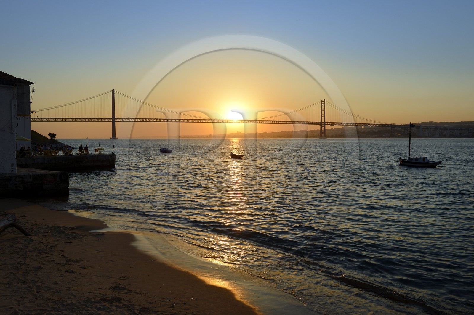 Portugal, région de Lisbonne, commune d'Almada au lieu dit Ponto Final sur la rive sud du Tage, le pont du 25 de Abril