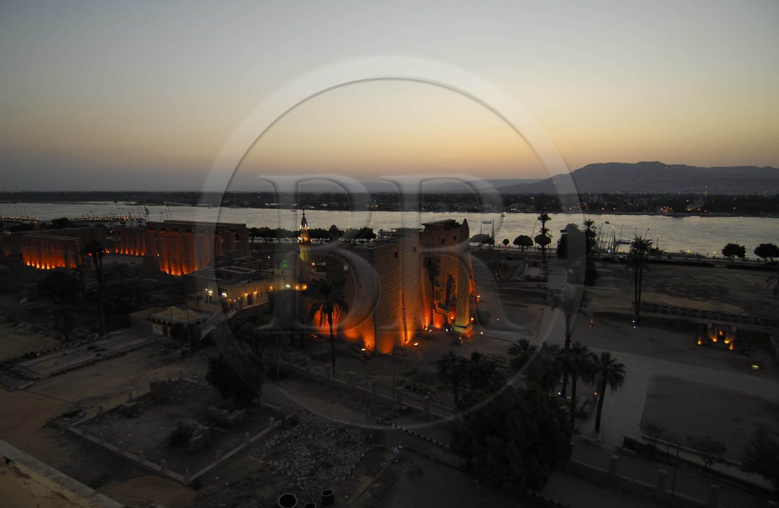 Egypte, Haute Egypte, vallée du Nil, temple de Louxor au crépuscule, classé Patrimoine Mondial de l'UNESCO et le Nil