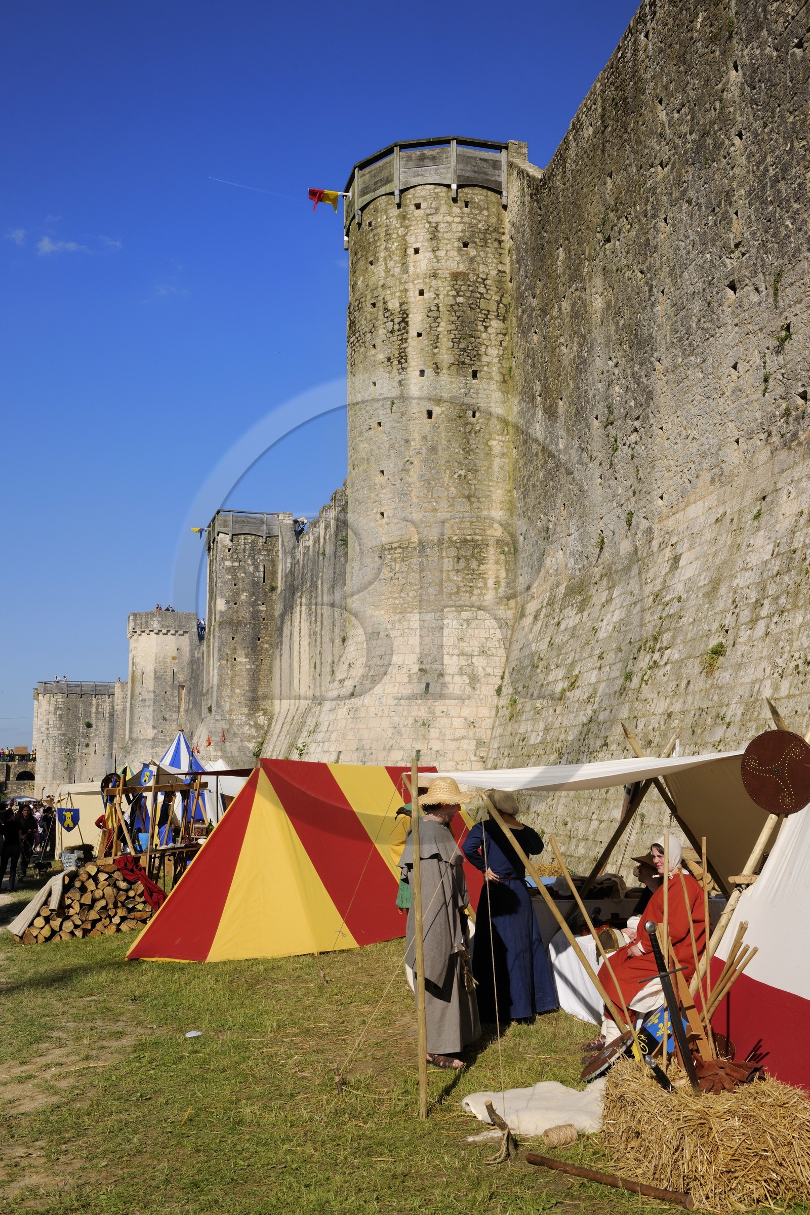 France, Seine et Marne (77), Les Médiévales de Provins, ville classée Patrimoine Mondial de l'UNESCO, campements au pied des remparts vers la porte de Jouy