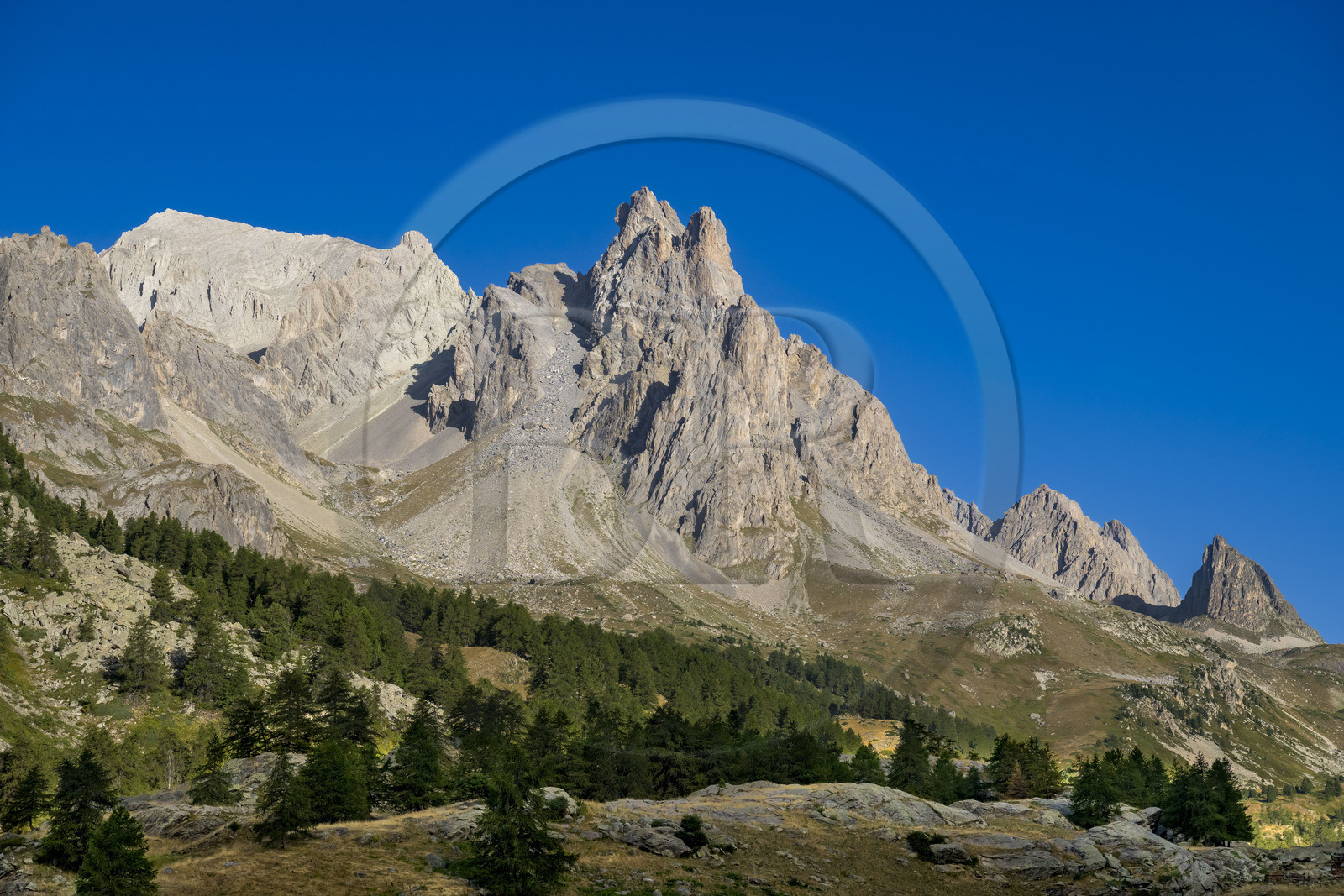 France, Hautes Alpes (05), le Briançonnais, Névache, vallée de la Clarée, le massif des Cerces et les pointes de la Main de Crépin (2942m) en arrière-plan