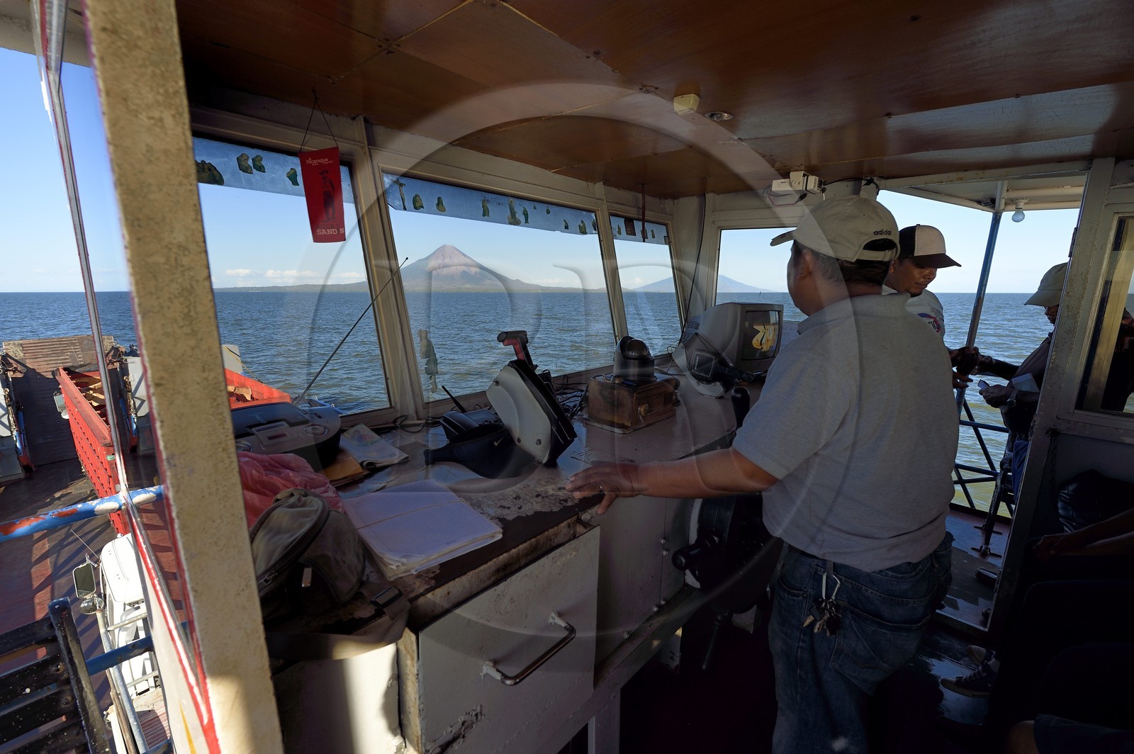Nicaragua, le lac Nicaragua, ferry reliant San Jorge à Moyagalpa sur Ile d'Ometepe avec en fond le volcan Conception (1610 m) toujours en activité