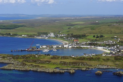 Royaume-Uni, Ecosse, Hébrides intérieures, Ile de Islay, le village de Port Ellen (vue aérienne)