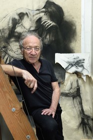 France, Ivry-sur-Seine (94), l'artiste plasticien Ernest Pignon-Ernest dans son atelier