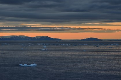 Groenland, cote ouest, baie de Baffin, icebergs dans le Smith sound au crépuscule