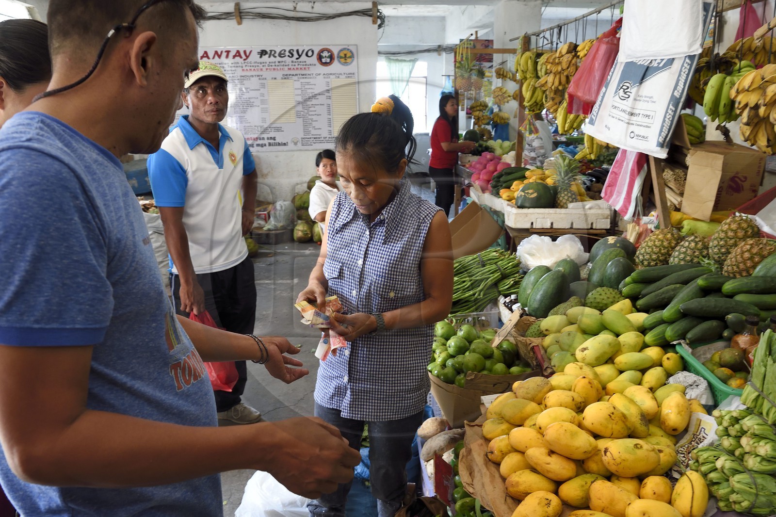 Philippines, province d'Ifugao, étal de fruits et légumes dans le marché de la ville de Banaue