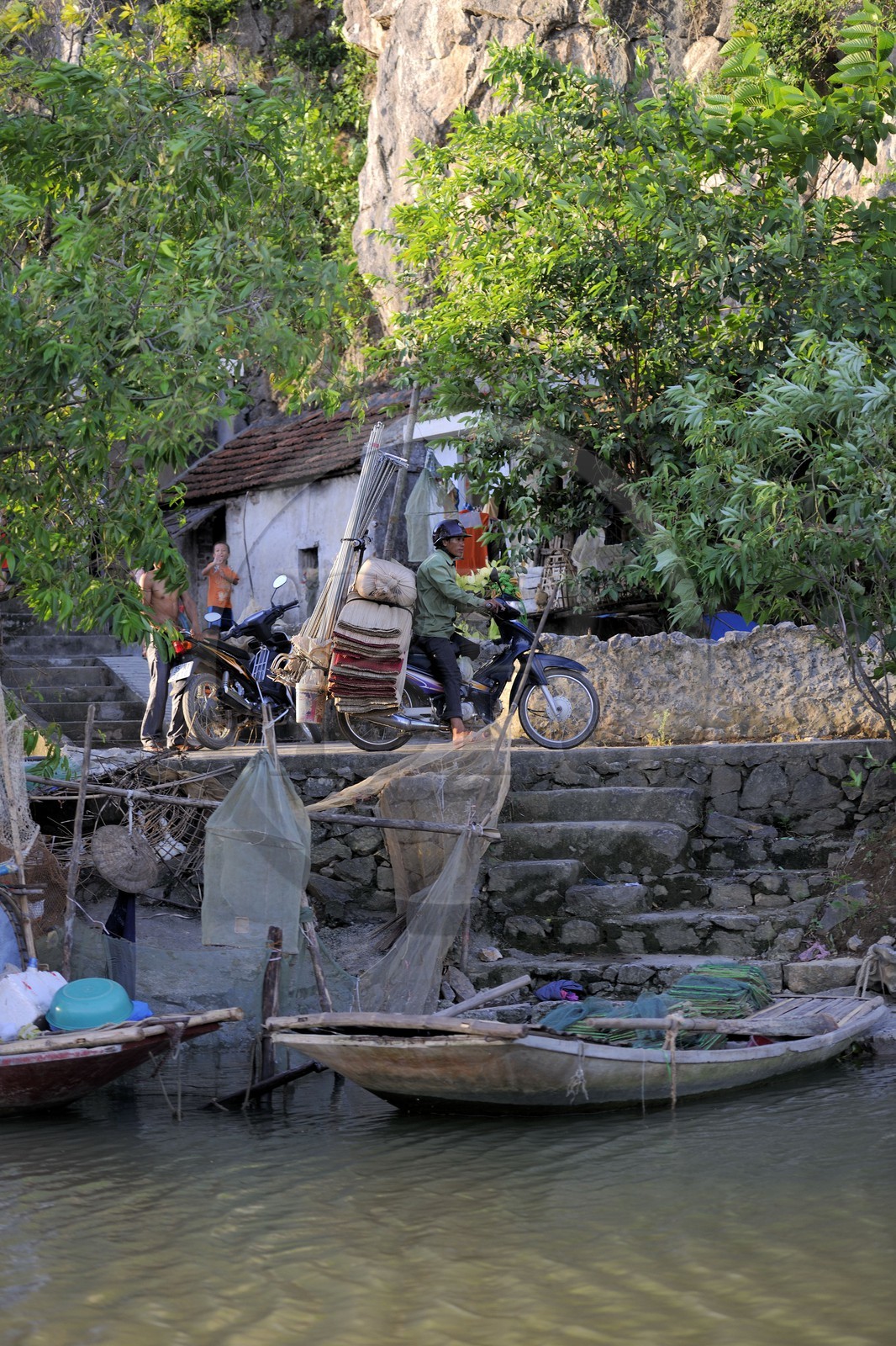 Vietnam, province de Ninh Binh, village insulaire de Kenh Ga, vendeur ambulant Vietnam, province de Ninh Binh, village insulaire de Kenh Ga, vendeur ambulant
