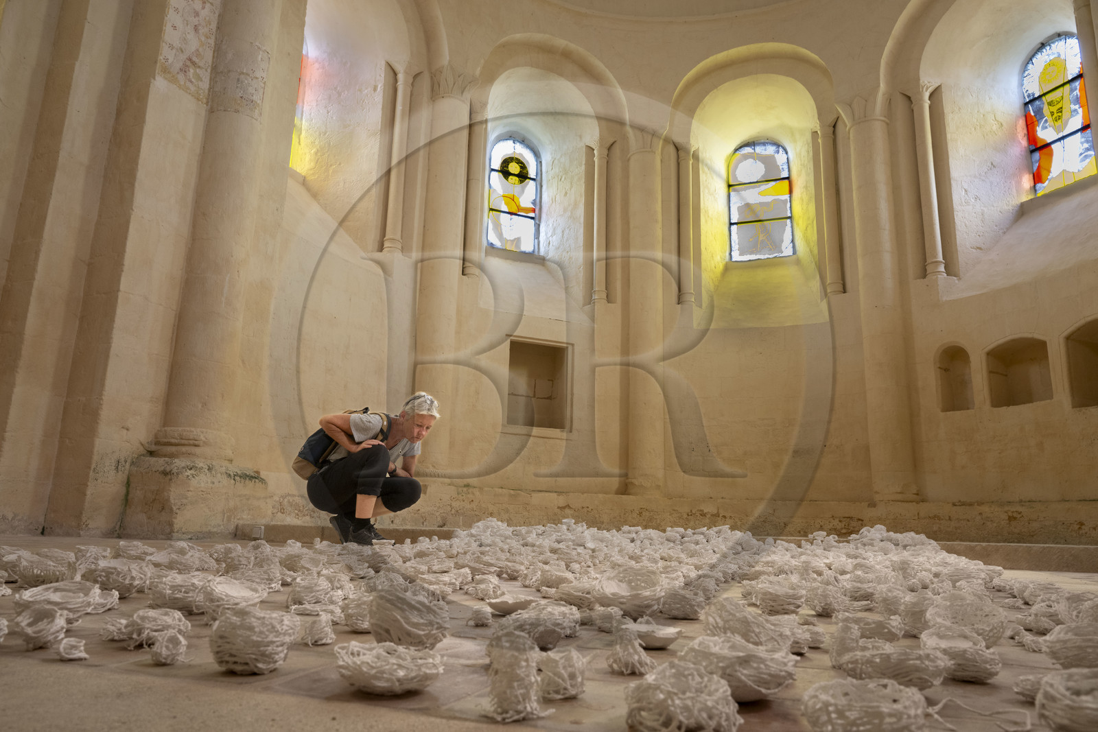France, Charente-Maritime (17), l'ancien prieuré Saint-Jean-l'Evangéliste de Trizay appelé abbaye de Trizay abrite un centre d'art contemporain, vitraux de Richard Texier