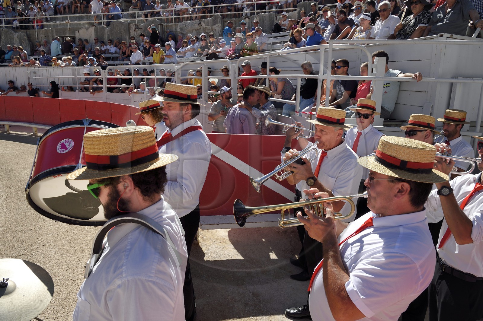 France, Bouches-du-Rhône (13), Arles, entrée de la fanfare pour la course camarguaise  de la Cocarde d'Or aux Arènes