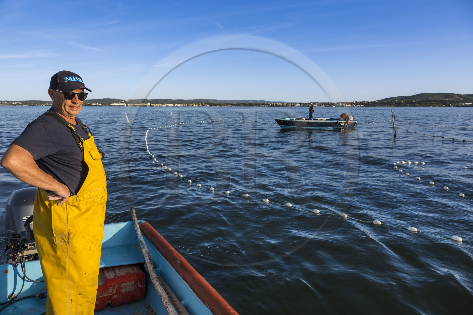 France, Hérault (34), Sète, quartier de la Pointe Courte, le pêcheur Robert Rumeau relève ses filets sur l'étang de Thau