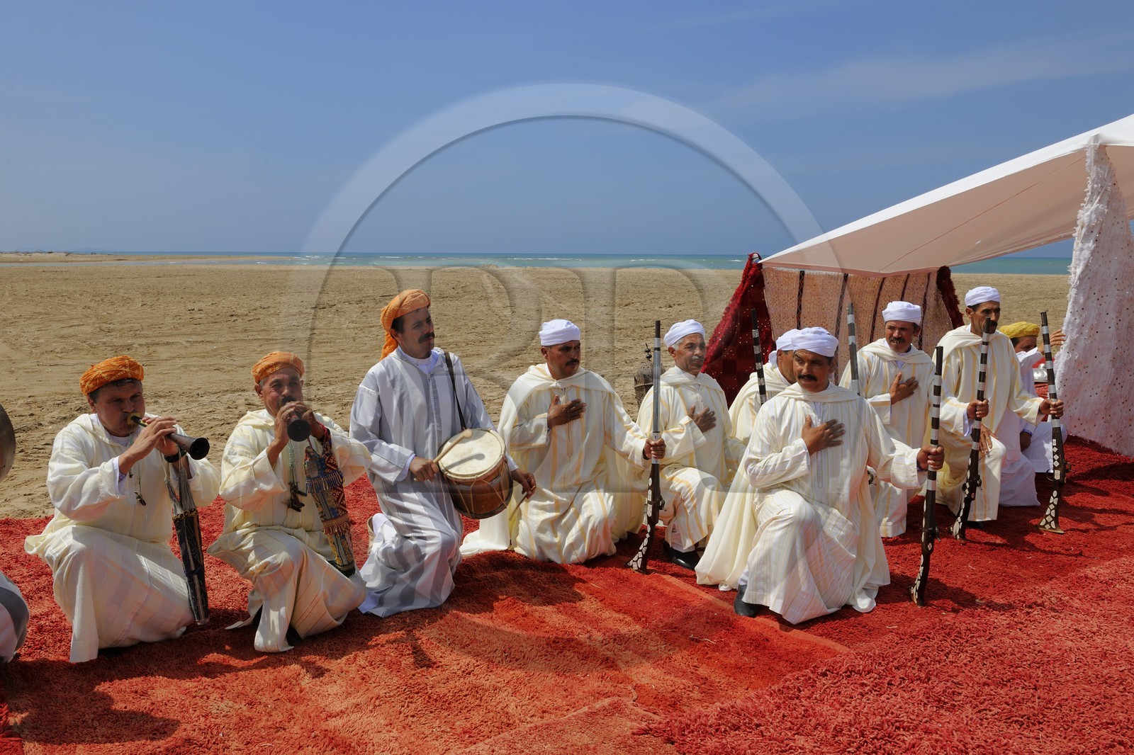 Maroc, région de l'Oriental, danse et musique traditionnelle la Reggada sur une plage
