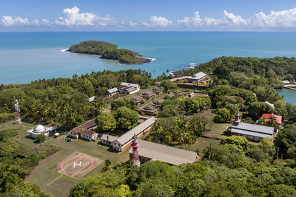 France, Guyane, Kourou, Iles du Salut, l'Ile Royale qui accueillait l'administration, la chapelle et l'hôpital du bagne ainsi que les logements de la direction et des gardiens (vue aérienne)