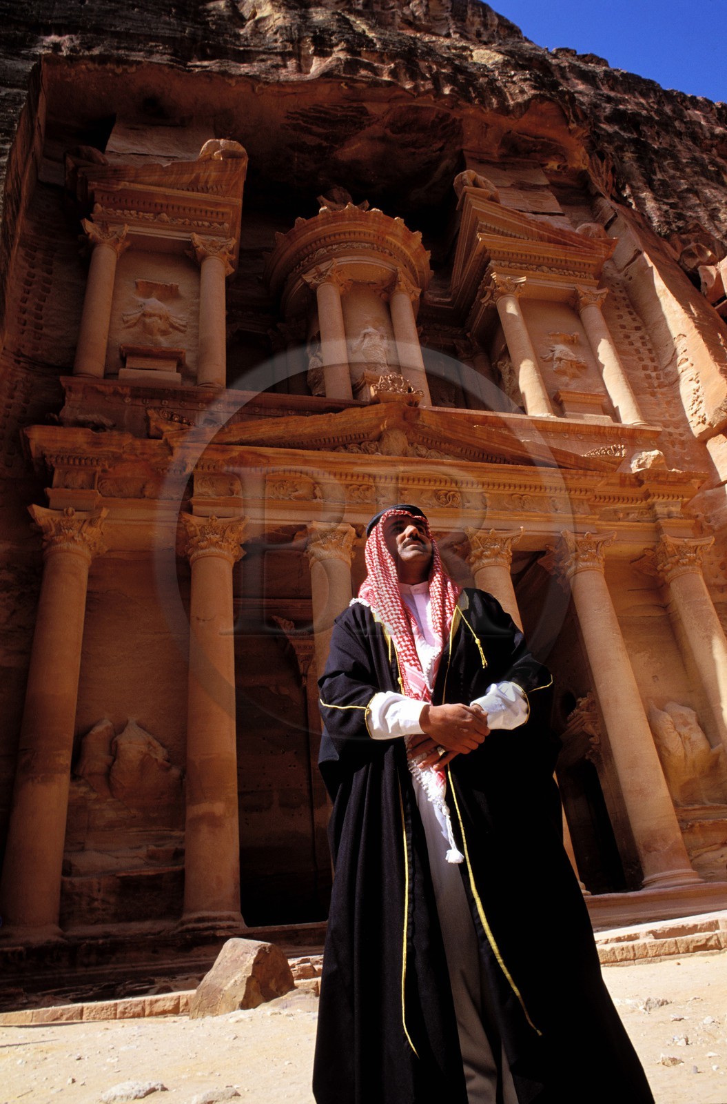 Jordanie, Petra, bédouin devant la Khazneh (le trésor) probable tombeau d'un roi ou d'une reine Jordanie, Petra, bédouin devant la Khazneh (le trésor) probable tombeau d'un roi ou d'une reine