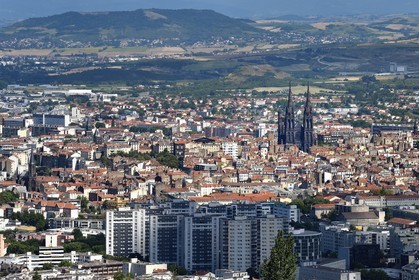France, Puy-de-Dôme (63), Clermont-Ferrand, cathédrale Notre-Dame de l'Assomption du XIIIe siècle, les deux flèches de 90 m de hauteur dessinées par Viollet-le-Duc