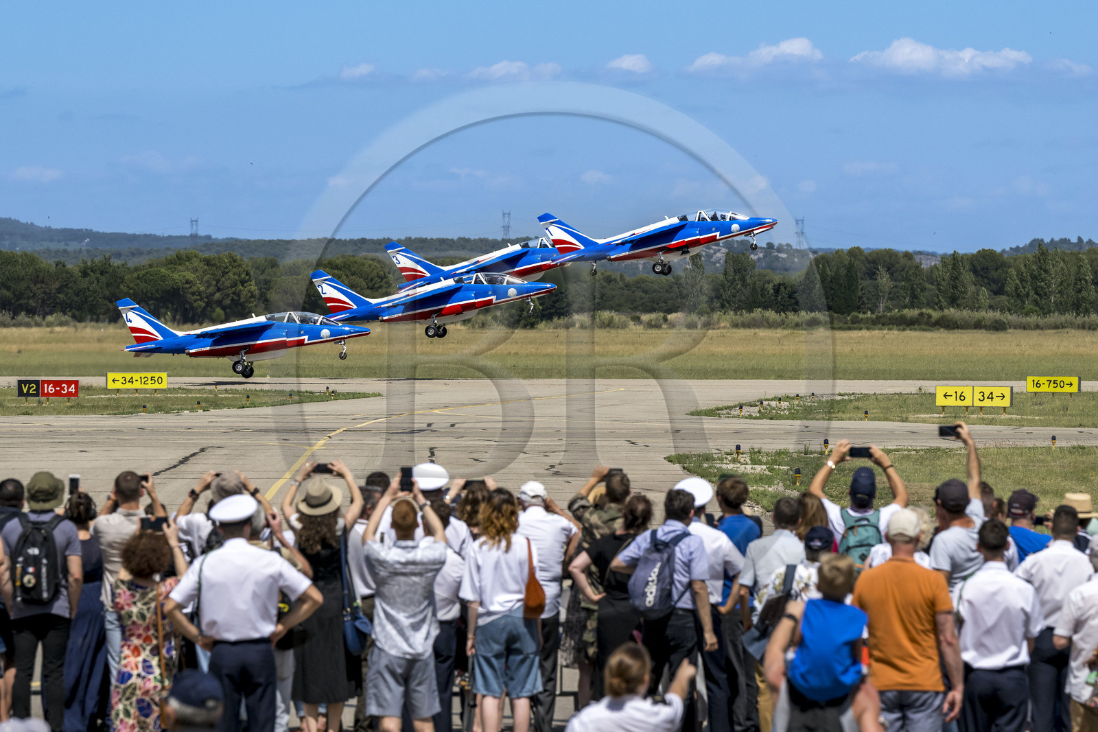 France, Bouches-du-Rhône (13), Salon-de-Provence, base aerienne 701, base de la Patrouille de France (PAF pour Patrouille acrobatique de France) de l'Armée de l'air et de l'espace française, démonstrations aériennes en présence des familles des élèves officiers pour la cérémonie d’échange des Gardes, décollage des avions Alphajet pour une représentation
