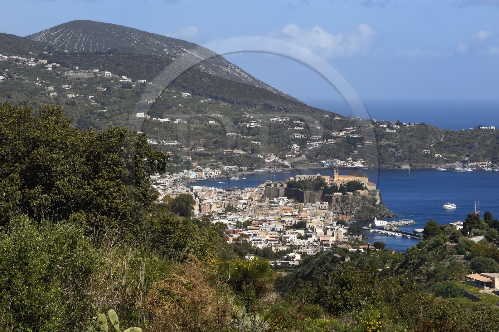 Italie, Sicile, iles Eoliennes, classées Patrimoine Mondial de l'UNESCO, Ile de Lipari, Lipari dominé par sa citadelle Italie, Sicile, iles Eoliennes, classées Patrimoine Mondial de l'UNESCO, Ile de Lipari, Lipari dominé par sa citadelle