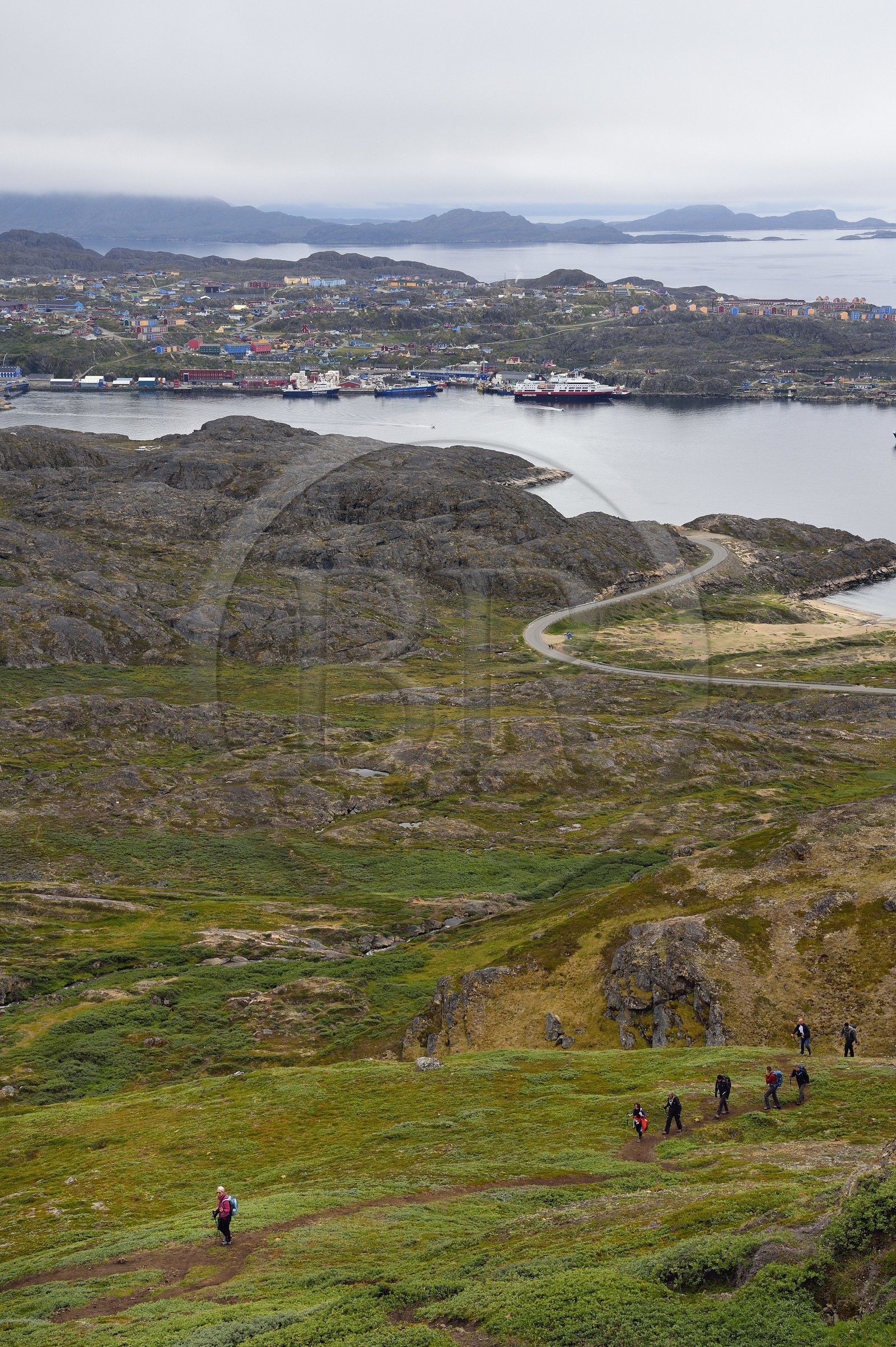 Groenland, région du centre ouest, Sisimiut (autrefois Holsteinsborg) et la baie de  de Kangerluarsunnguaq, randonneurs sur la montagne de Palasip Qaqqaa, Sentier Præstefjeldet