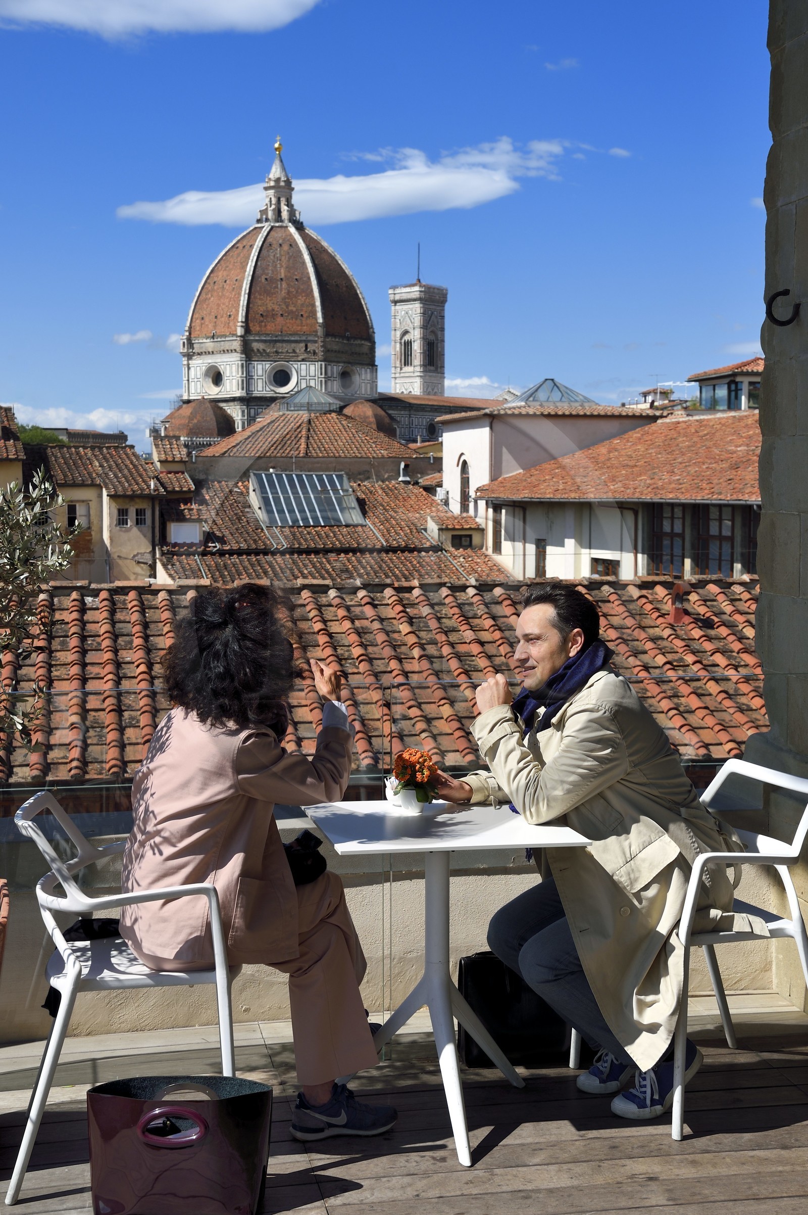 Italie, Toscane, Florence, centre historique classé Patrimoine Mondial de l'UNESCO, le Duomo Santa Maria del Fiore, depuis le café de l'hôpital des Innocents (Spedale degli Innocenti) Italie, Toscane, Florence, centre historique classé Patrimoine Mondial de l'UNESCO, le Duomo Santa Maria del Fiore, depuis le café de l'hôpital des Innocents (Spedale degli Innocenti)