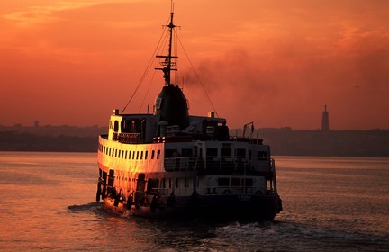Portugal, Lisbonne, ferry effectuant la traversée du Tage