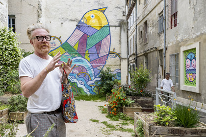 France, Vaucluse (84), Avignon, l'artiste grapheur Pablito Zago devant la peinture murale de l’oiseau qu'il a réalisé, fondateur de l’association le Cartel et de l’atelier Shed