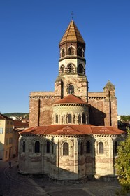 France, Haute-Loire (43), Brioude, la Basilique Saint-Julien de Brioude de style roman auvergnat, le chevet