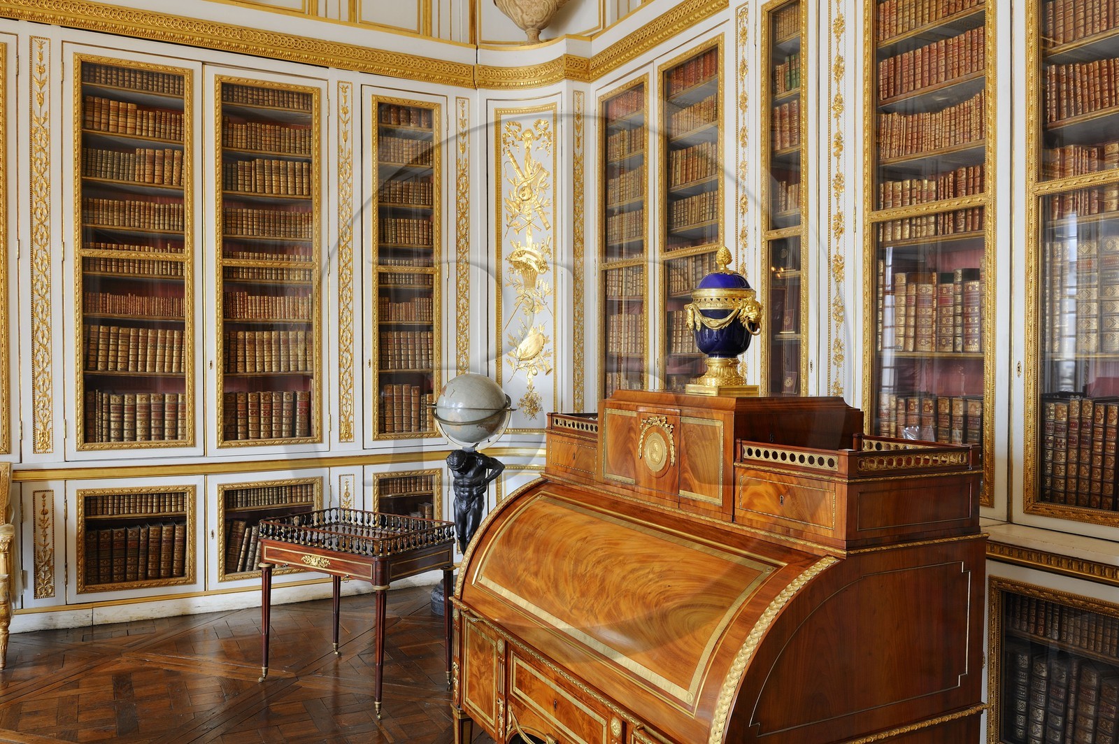 France, Yvelines (78), château de Versailles, classé Patrimoine Mondial de l'UNESCO, appartement privé du Roi ou appartement de Louis XV, bibliothèque de Louis XVI