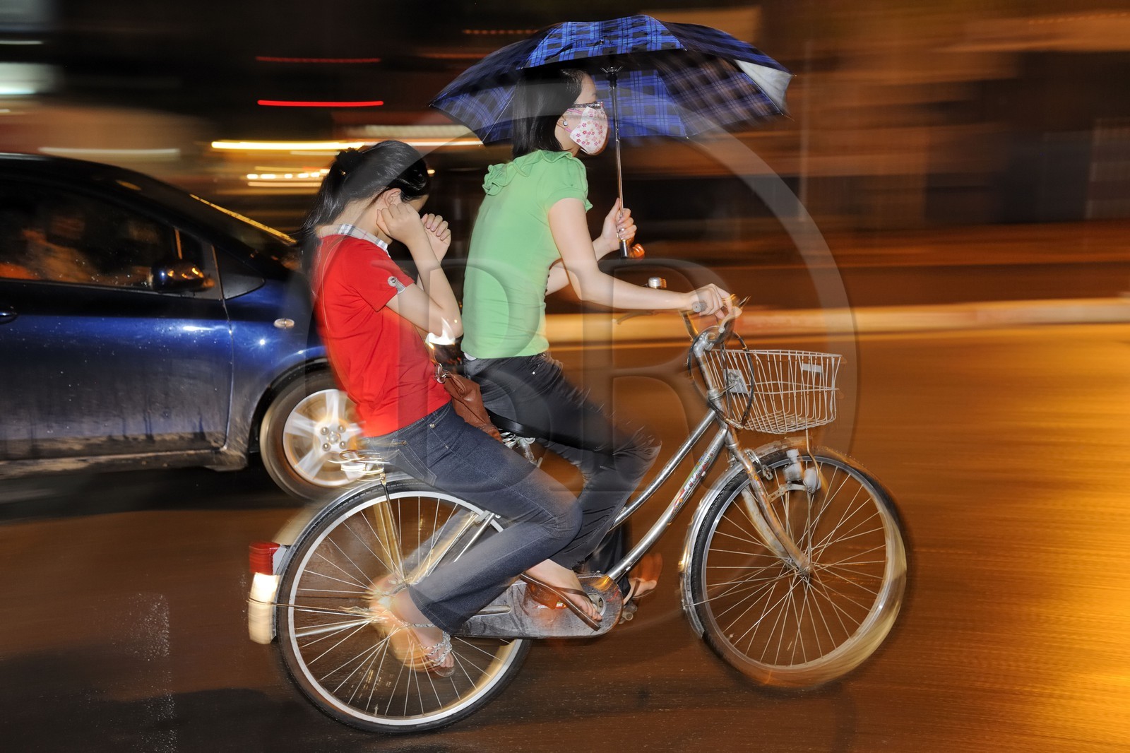 Vietnam, Hanoï, circulation à vélo dans la vieille ville