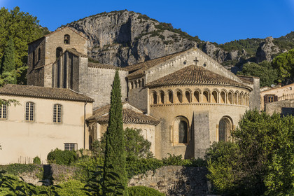 France, Hérault (34), Causses et les Cévennes, paysage culturel de l'agro-pastoralisme méditerranéen, classés Patrimoine Mondial de l'UNESCO, Saint-Guilhem-le-Désert, labellisé Les Plus Beaux Villages de France, l'abbaye de Gellone du IXème siècle