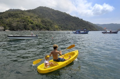 Brésil, Etat de Rio de Janeiro, Paraty, Ile Catimbau, Thomas campeurs dans un kayak avec sa jeune sœur