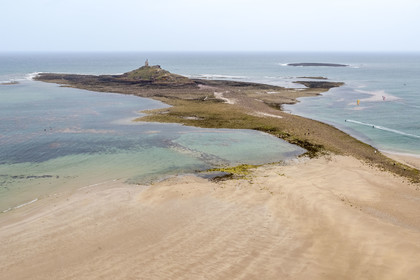 France, Côtes d'Armor (22), Grand Site de France Cap d'Erquy – Cap Fréhel, Erquy, l'Ilot Saint-Michel surmonté de la chapelle Saint-Michel accessible à pied à marée basse par un tombolo (vue aérienne)