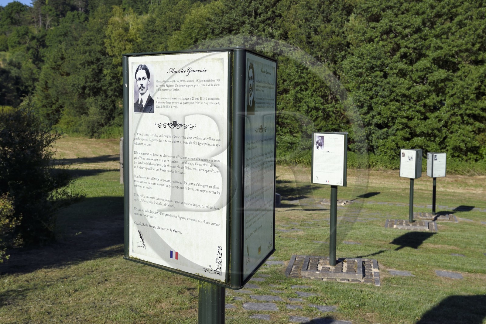 France, Meuse (55), Parc régional de Lorraine, Cotes de Meuse, le Jardin Littéraire de Saint-Remy-la-Calonne, 16 panneaux en 3 langues (Français, Allemand et Anglais) évoquant au travers d'extraits de leurs textes le vécu et les réflexions d'écrivains combattants emblématiques de la Grande Guerre