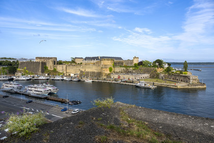 France, Finistère (29), Brest, l'arsenal, le port militaire est une base navale de la Marine nationale, le château qui abrite le musée national de la Marine à l'embouchure de la rivière Penfeld