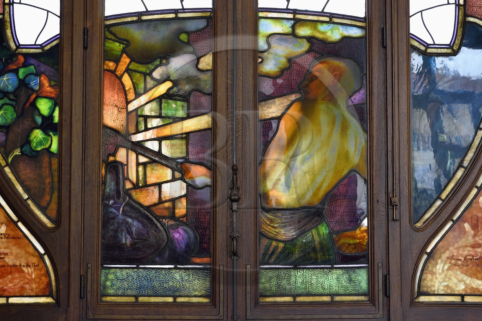 France, Meurthe et Moselle (54), Nancy, immeuble Art Nouveau de la chambre de commerce et d'industrie (CCI), les vitraux au rez-de-chaussée représentant des points forts de l'industrie lorraine conçus par Jacques Gruber, le travail du verre