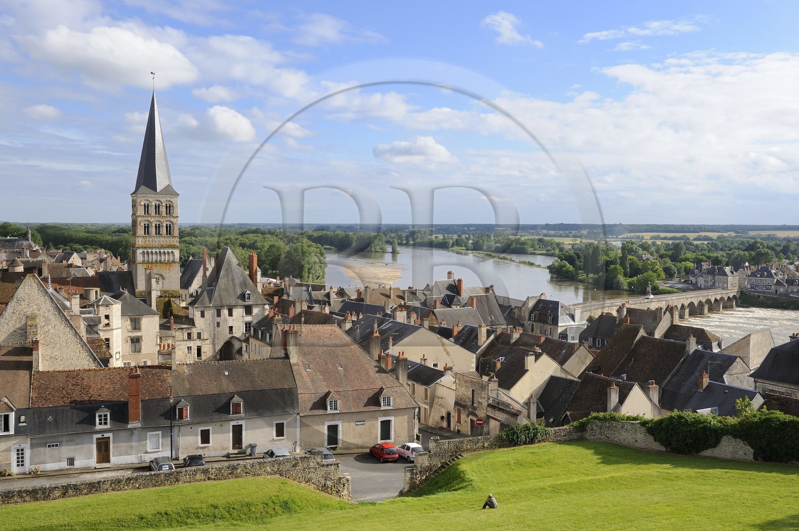 France, Nièvre (58), La Charité-sur-Loire,  le clocher Sainte Croix domine la ville et la Loire