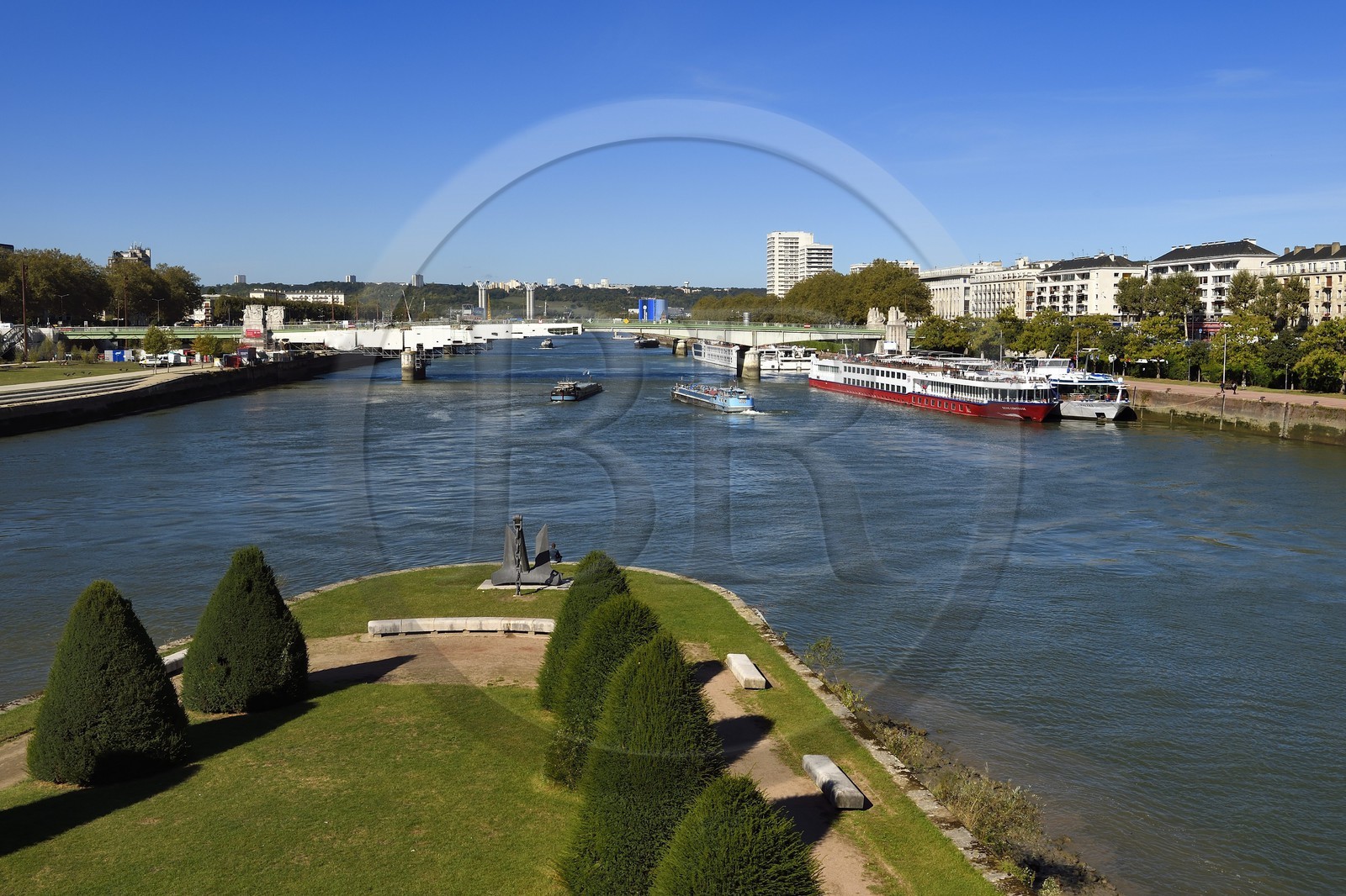 France, Seine-Maritime (76), Rouen, péniche sur la Seine et le Pont Boieldieu depuis le Pont Pierre Corneille