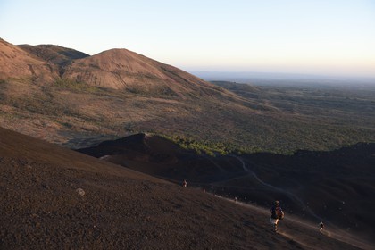 Nicaragua, région de Leon, Volcan Cerro Negro dans la cordillère des Maribios (ou Marrabios), homme courant dans les cendres de la pente du volcan