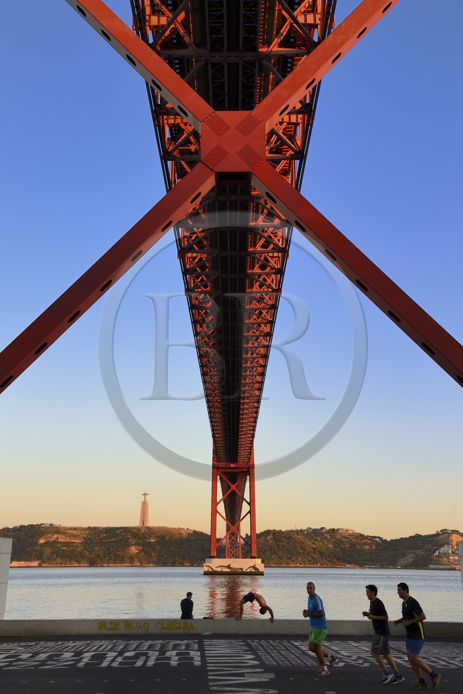 Portugal, Lisbonne, le pont du 25 de Abril sur le Tage et le  le Cristo Rei (Christ Roi)